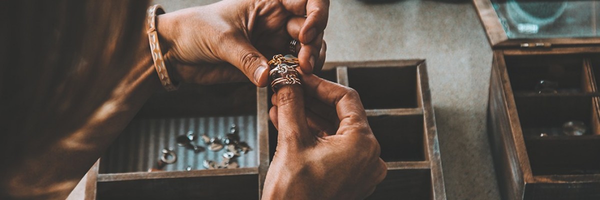 5 metode de întreținere a colecției tale de bijuterii argint