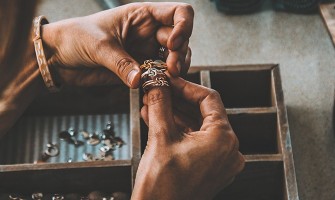 5 metode de întreținere a colecției tale de bijuterii argint