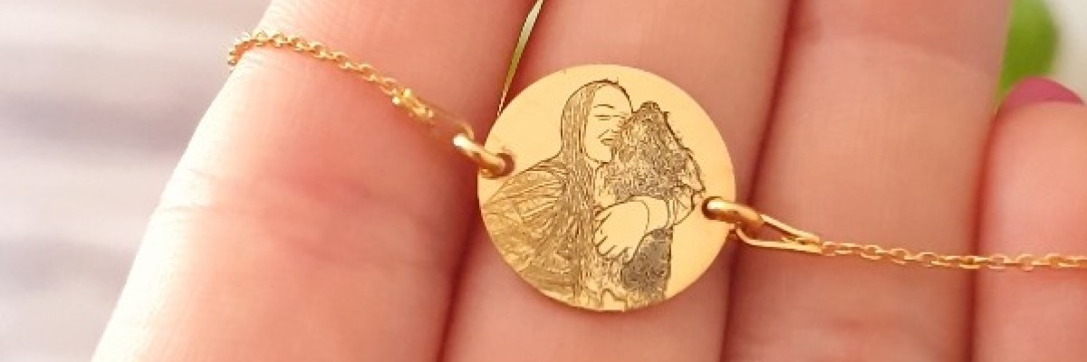 O Brățară Personalizată cu Poză, O iubire eternă, purtată la mână - Livia x Bon Jovi