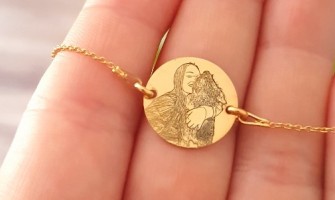 O Brățară Personalizată cu Poză, O iubire eternă, purtată la mână - Livia x Bon Jovi