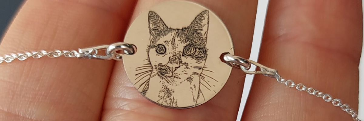 O Brățară Personalizată cu Poză Comandată în Cea Mai Grea Zi: Povestea Dianei