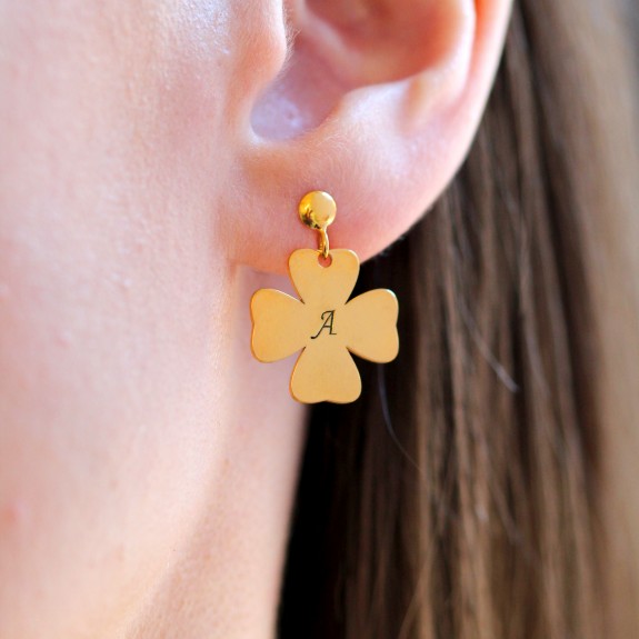 Clover - Cercei personalizati cu tija si trifoi decupat din argint 925 placat cu aur galben 24K Clover - Cercei personalizati cu tija si trifoi decupat din argint 925 placat cu aur galben 24K