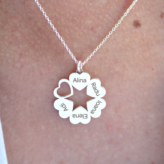 Evelyn - Colier personalizat cinci inimioare cu nume din argint 925 Evelyn - Colier personalizat cinci inimioare cu nume din argint 925