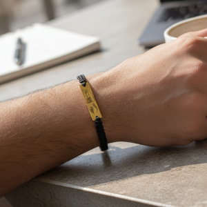 Eyes - Bratara personalizata cu fotografia ochilor si farul masinii cu snur impletit si tablita din argint 925 placat cu aur galben 24 karate Eyes - Bratara personalizata cu fotografia ochilor si farul masinii cu snur impletit si tablita din argint 925 placat cu aur galben 24 karate