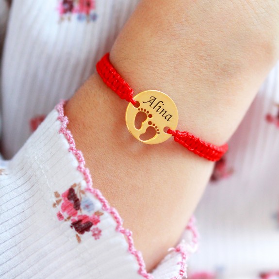 My Kid - Bratara personalizata snur impletit banut cu talpite si nume gravat din argint 925 placat cu aur galben 24K